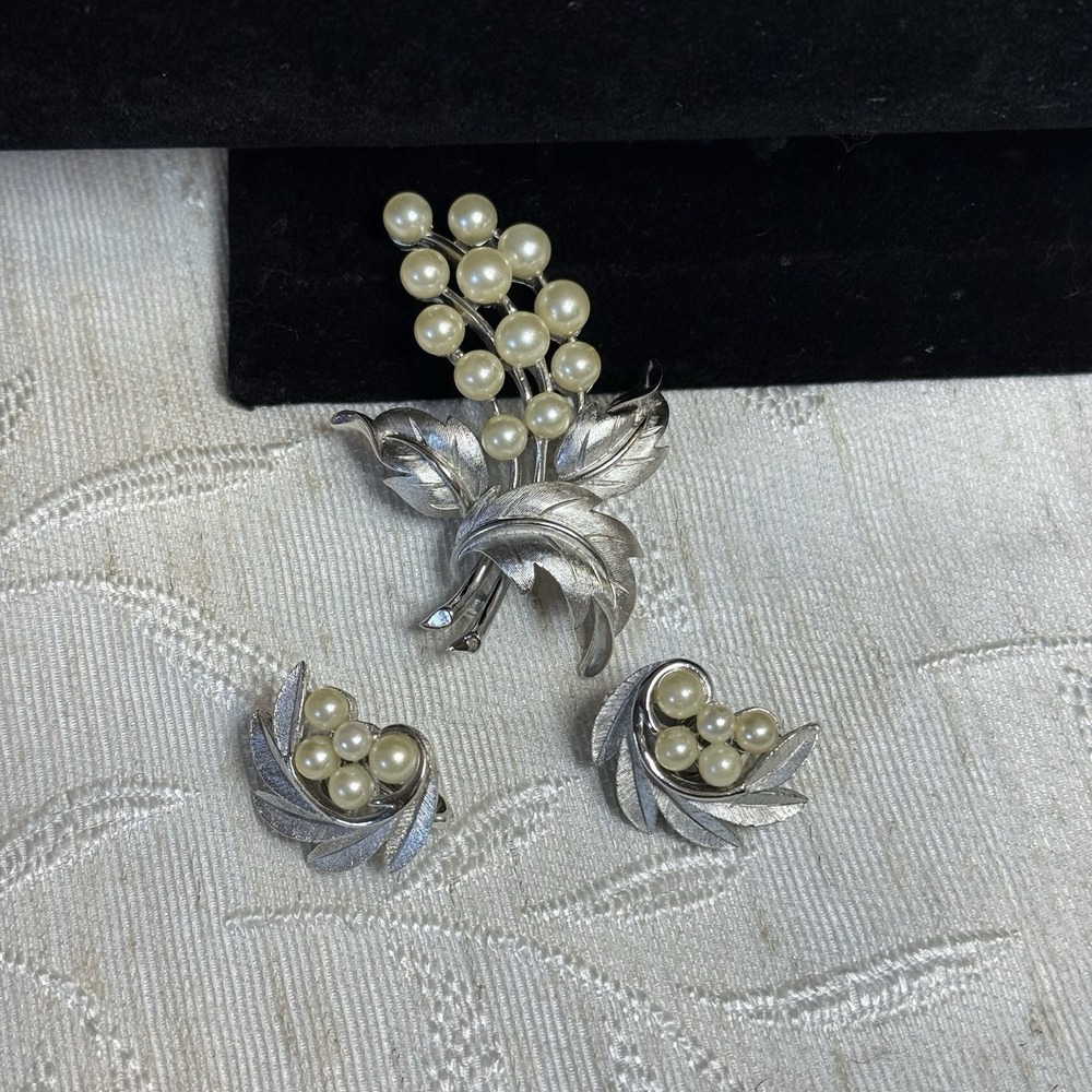 Vintage Crown Trifari Brooch and‎ Earring demi-parure Set. Faux Pearls w/ Leaves